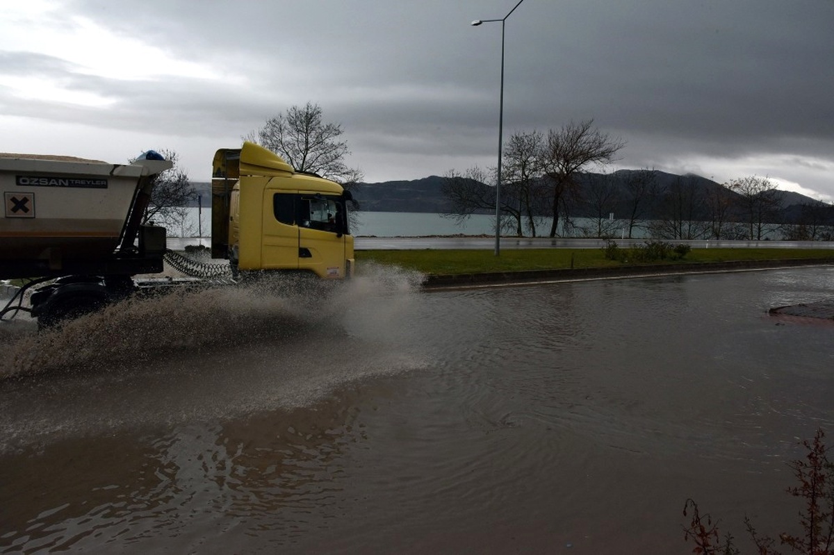 Gölete Dönen Yol Kazaya Davetiye Çıkarıyor