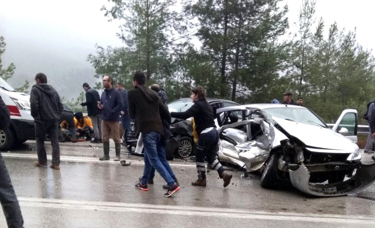 İki Otomobil Kafa Kafaya Çarpıştı: 1 Ölü, 7 Yaralı