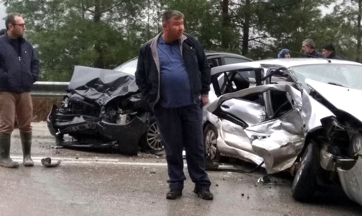 İki Otomobil Kafa Kafaya Çarpıştı: 1 Ölü, 7 Yaralı