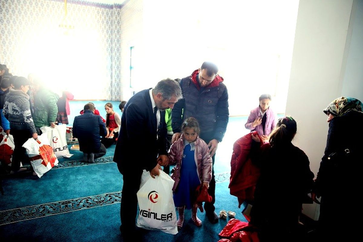 İş Adamlarından Ardahanlı Minik Öğrencilere Hediye