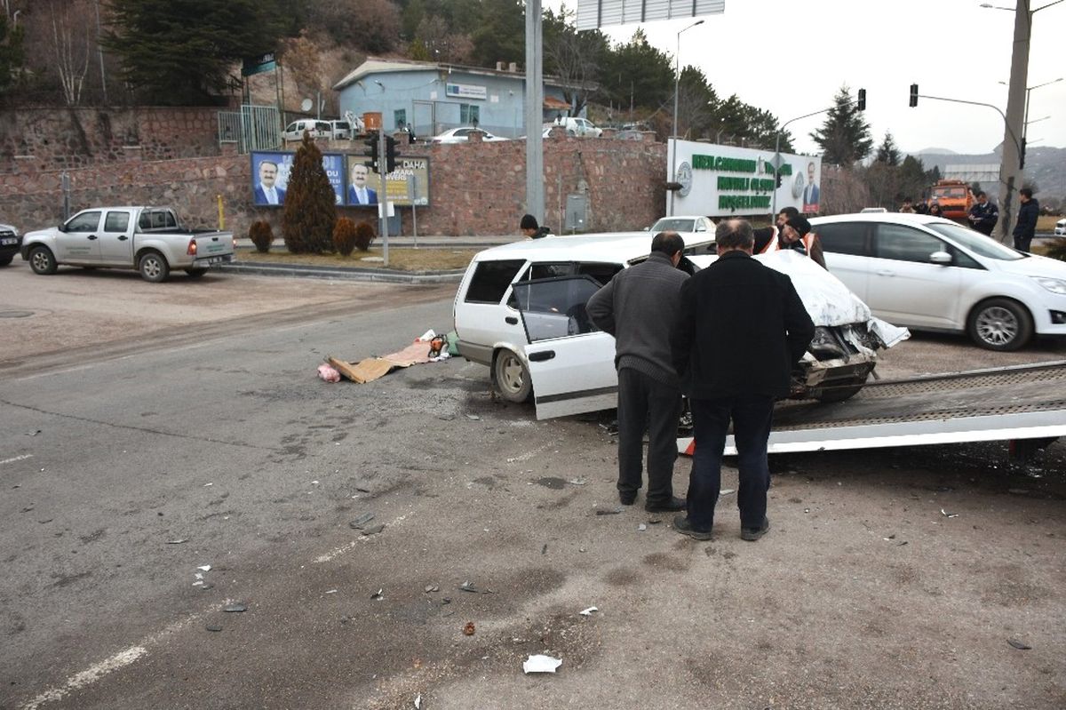 İşçi Servisi Otomobille Çarpıştı