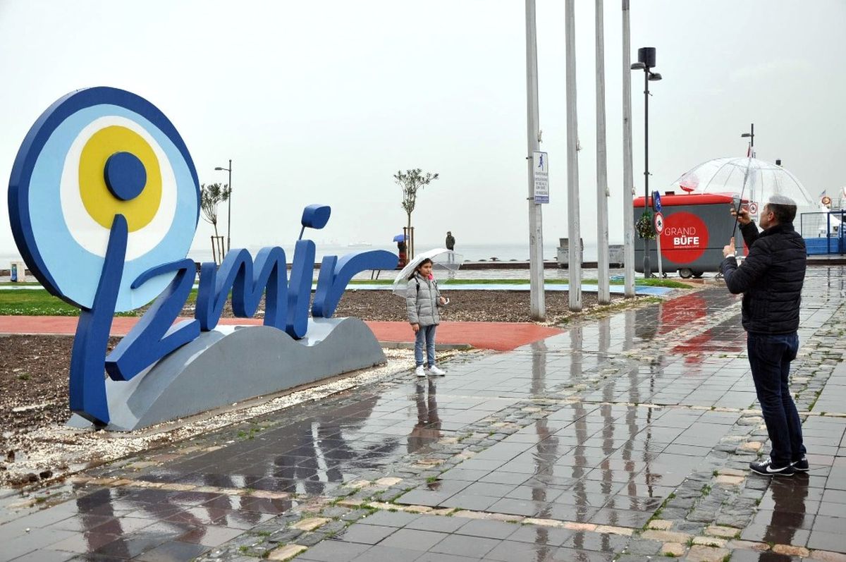 İzmir\'de Yağmur Keyfi