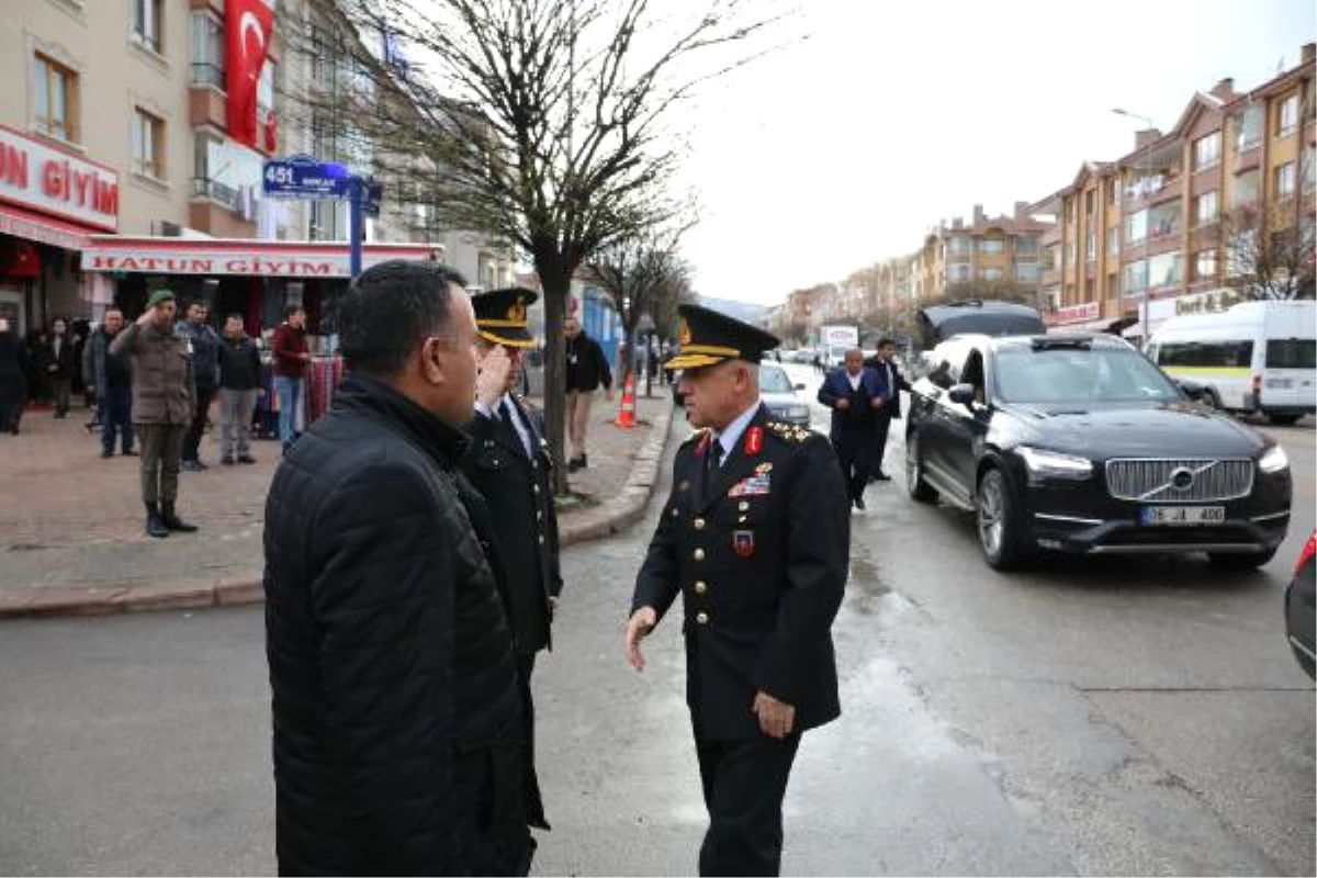 Jandarma Genel Komutanı Arif Çetin, Şehit Ferhat Muratoğlu\'nun Ailesine Taziye Ziyaretinde Bulundu