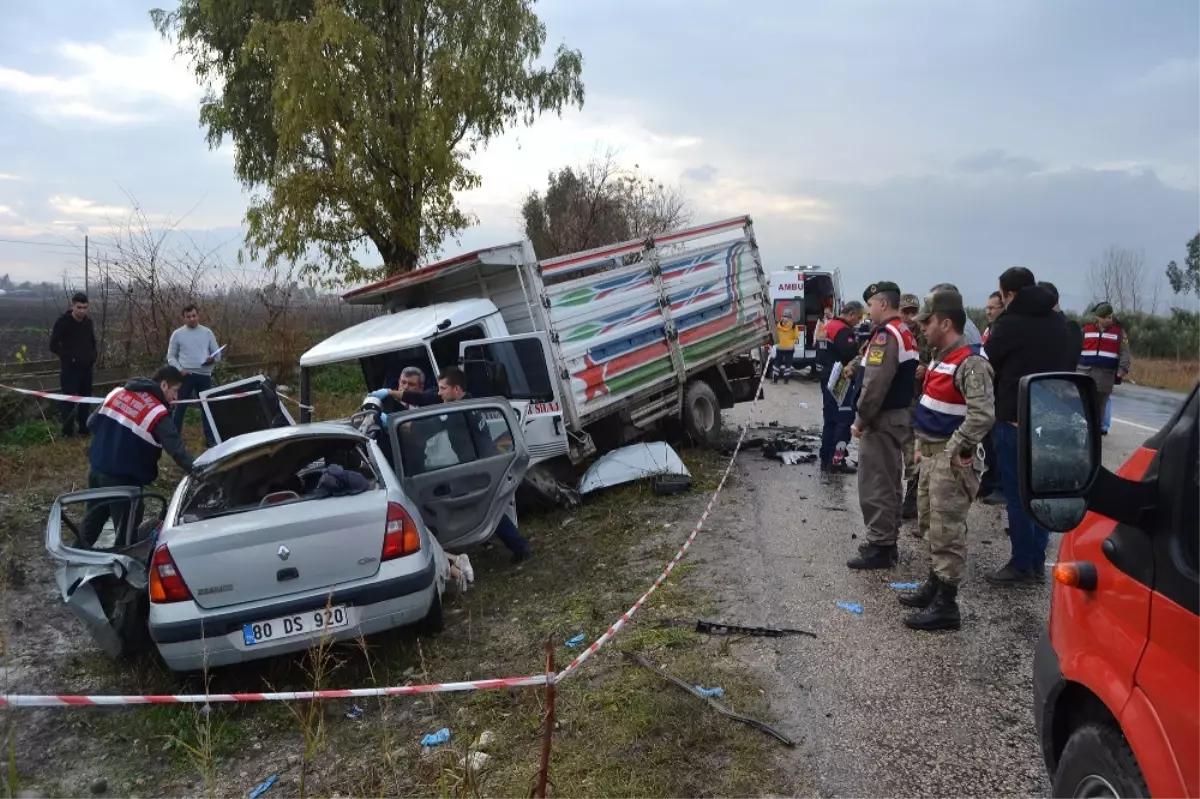 Kamyonetle Otomobil Çarpıştı: 3 Ölü, 4 Yaralı