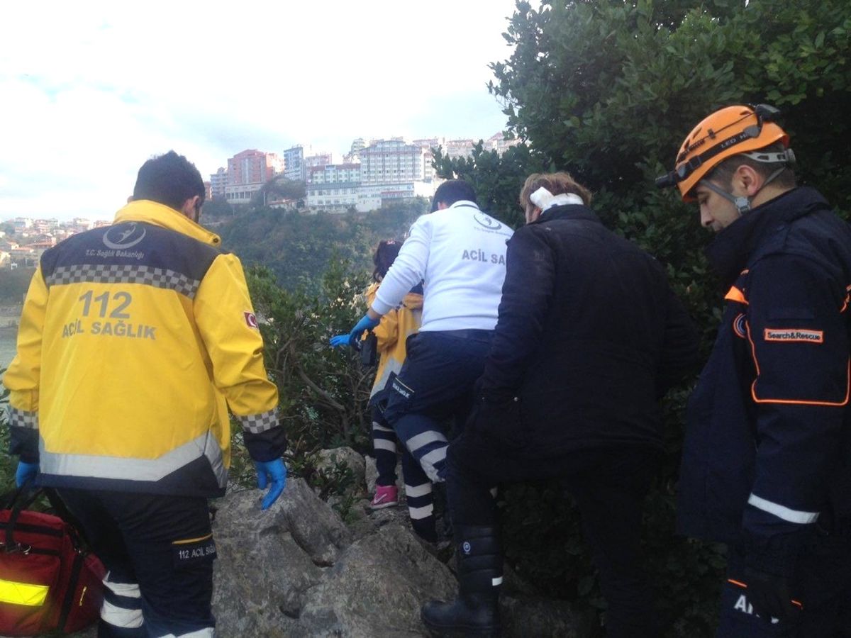 Kayalıklara Çıkan Amatör Balıkçı Dengesini Kaybederek Düştü