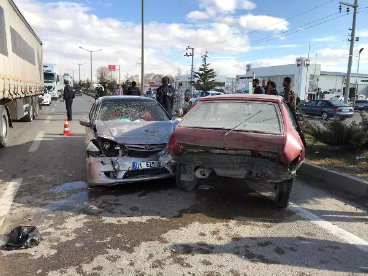 Konya\'da İki Otomobil Çarpıştı: 5 Yaralı