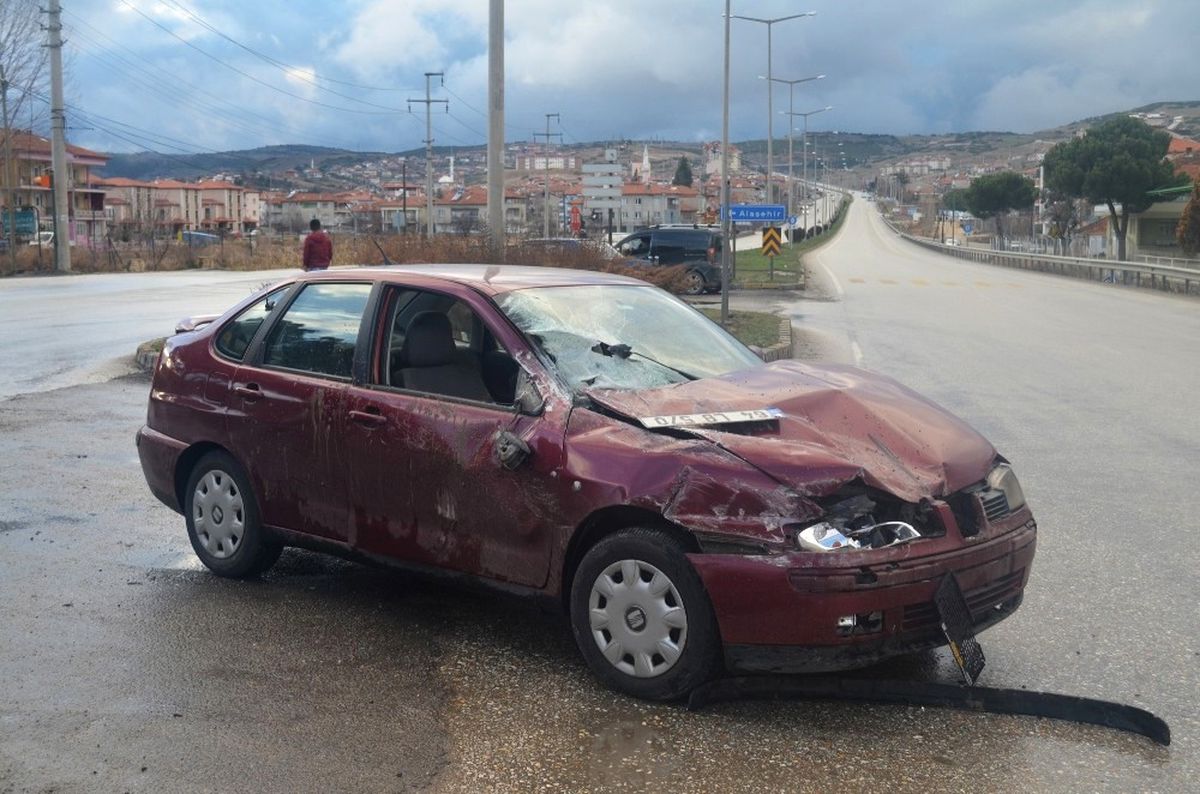Manisa\'da Kaza Yapan Araç Olay Yerinden Kaçtı