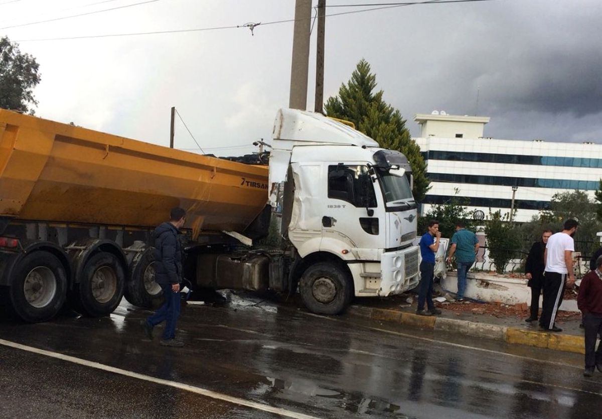 Milas\'ta Kayganlaşan Yolda Bir Tır Kontrolden Çıktı