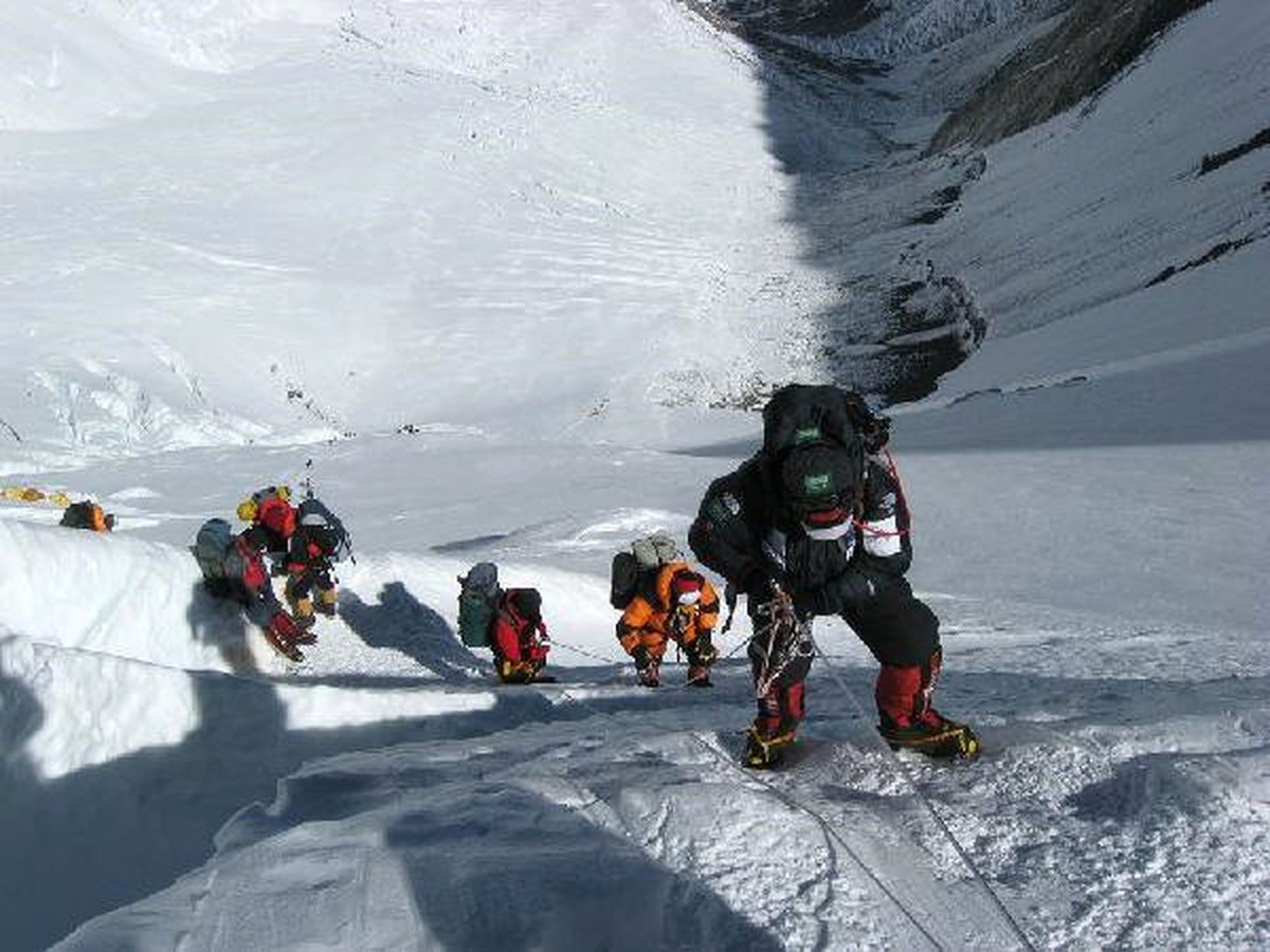 Nepal Everest\'e Tek Başına Tırmanmayı Yasakladı