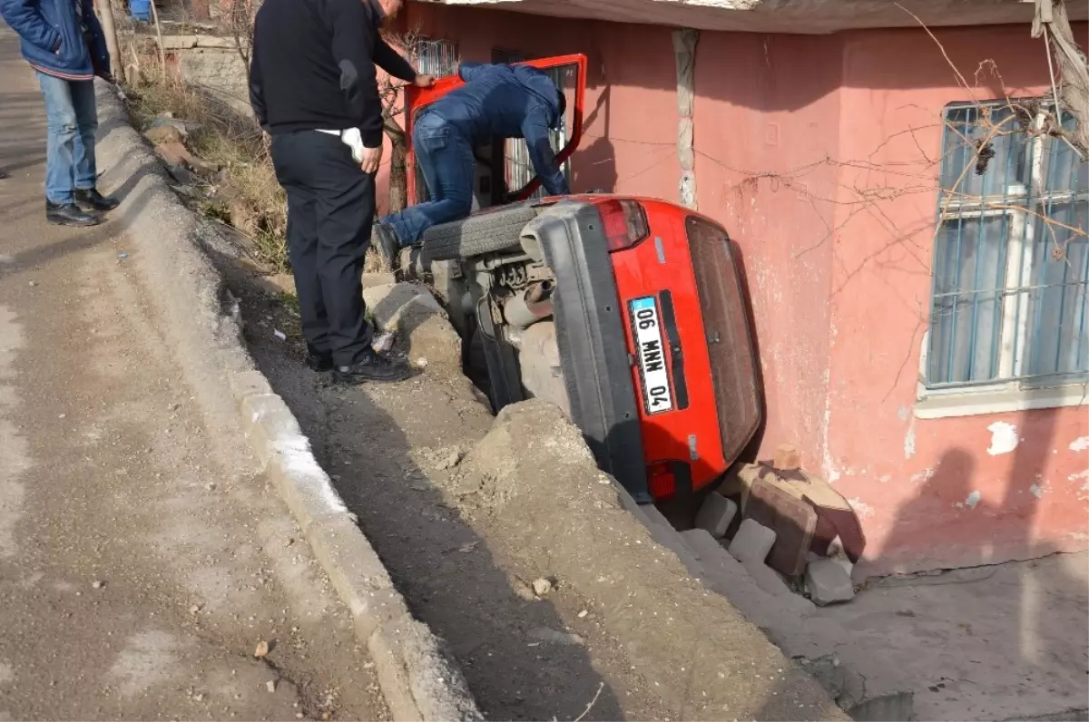 Otomobil Evin Bahçesine Düştü: 1 Yaralı
