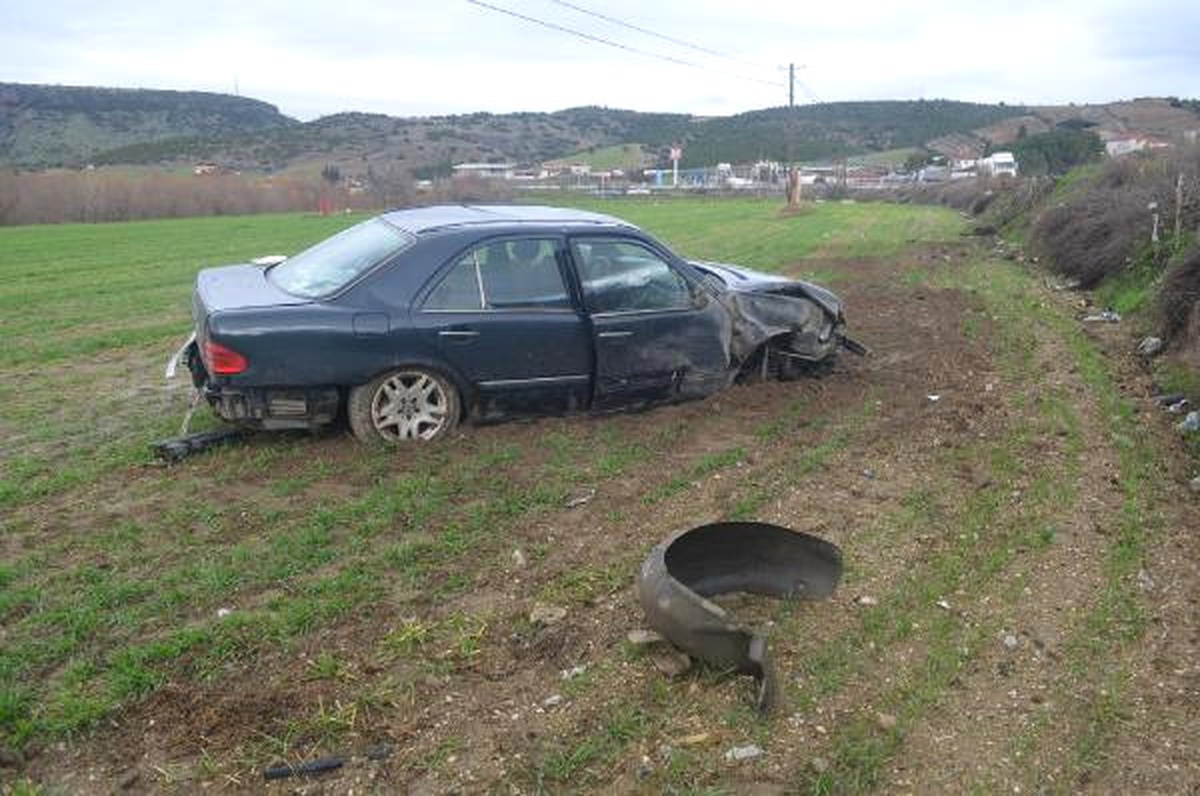 Otomobil Tarlaya Uçtu: 5 Yaralı