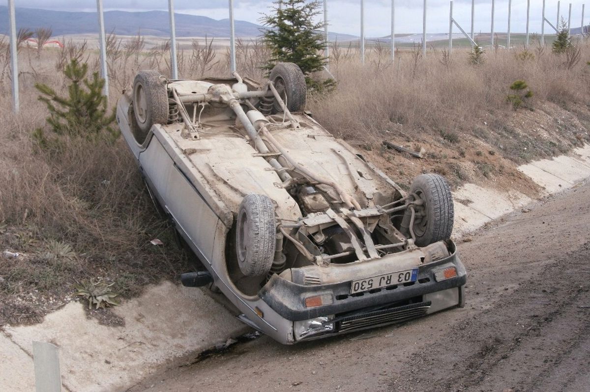 Takla Atan Otomobilden Burnu Bile Kanamadan Çıktı