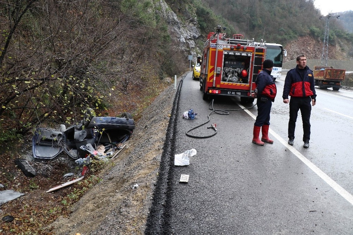 Ters Dönen Otomobilden Sağ Çıktılar: 2 Yaralı