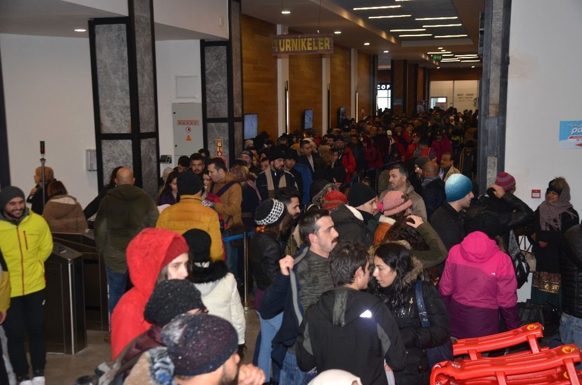 Uludağ\'a Akın Eden Tatilciler Kar Sürprizi ile Karşılaştı