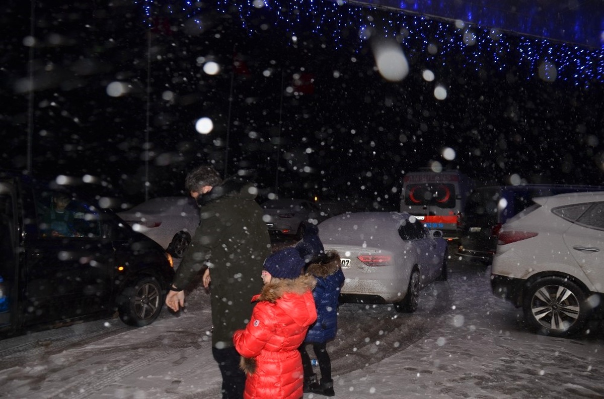 Uludağ\'da Fırtına Tatilcilere Böyle Zor Anlar Yaşattı