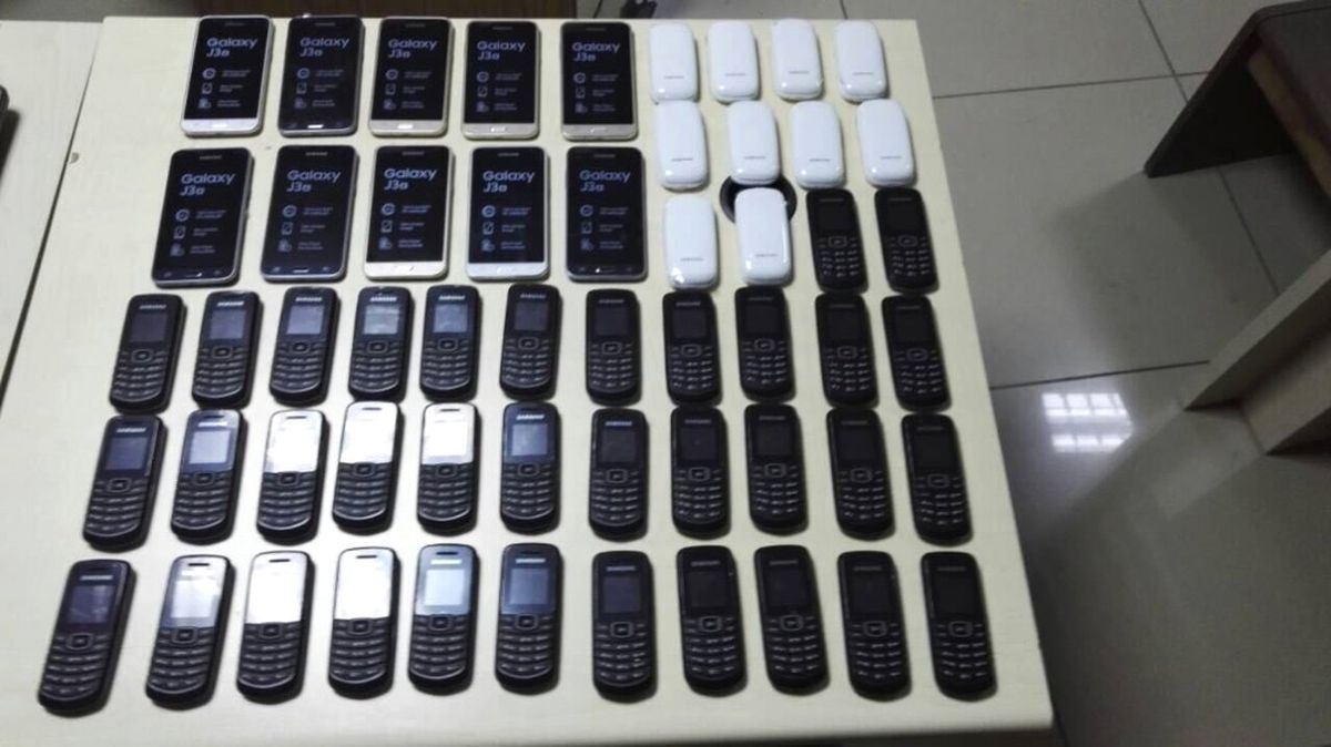 Van\'da Kaçak Telefon ve Çay Ele Geçirildi