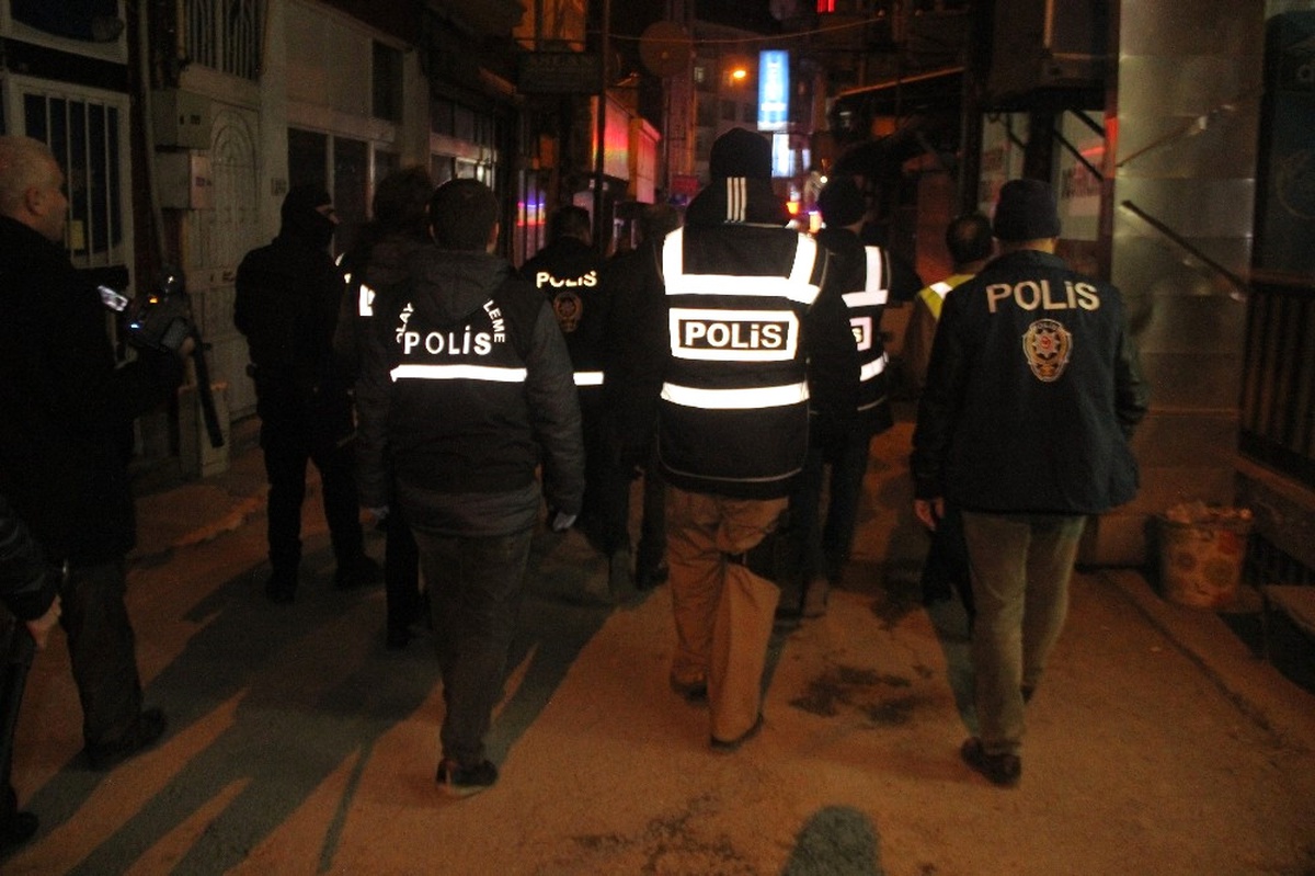 Elazığ\'da Huzur 23 Uygulaması: Aranan 2 Kişi Yakalandı