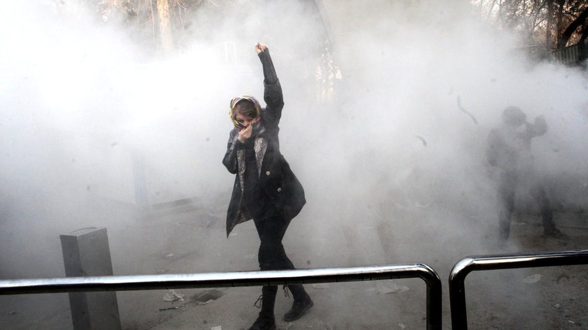 İran\'da Devrim Muhafızları: Protestolara Devam Edenler \'Demir Yumrukla\' Karşılaşır