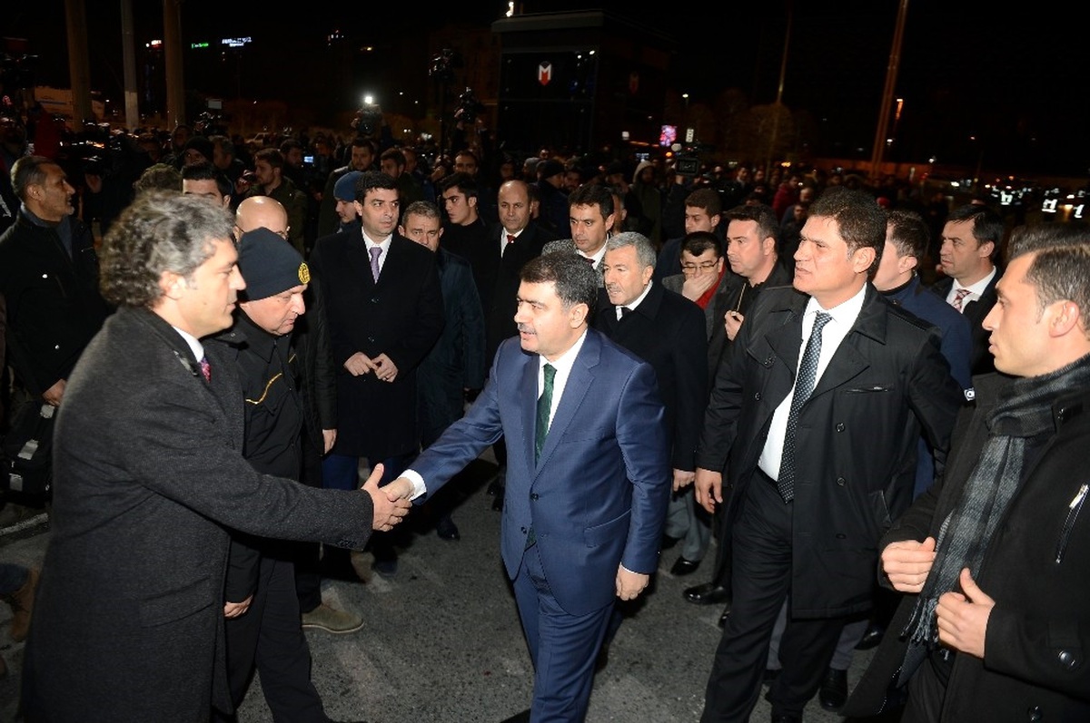 İstanbul Valisi Şahin, Taksim Meydanı\'nda İncelemelerde Bulundu