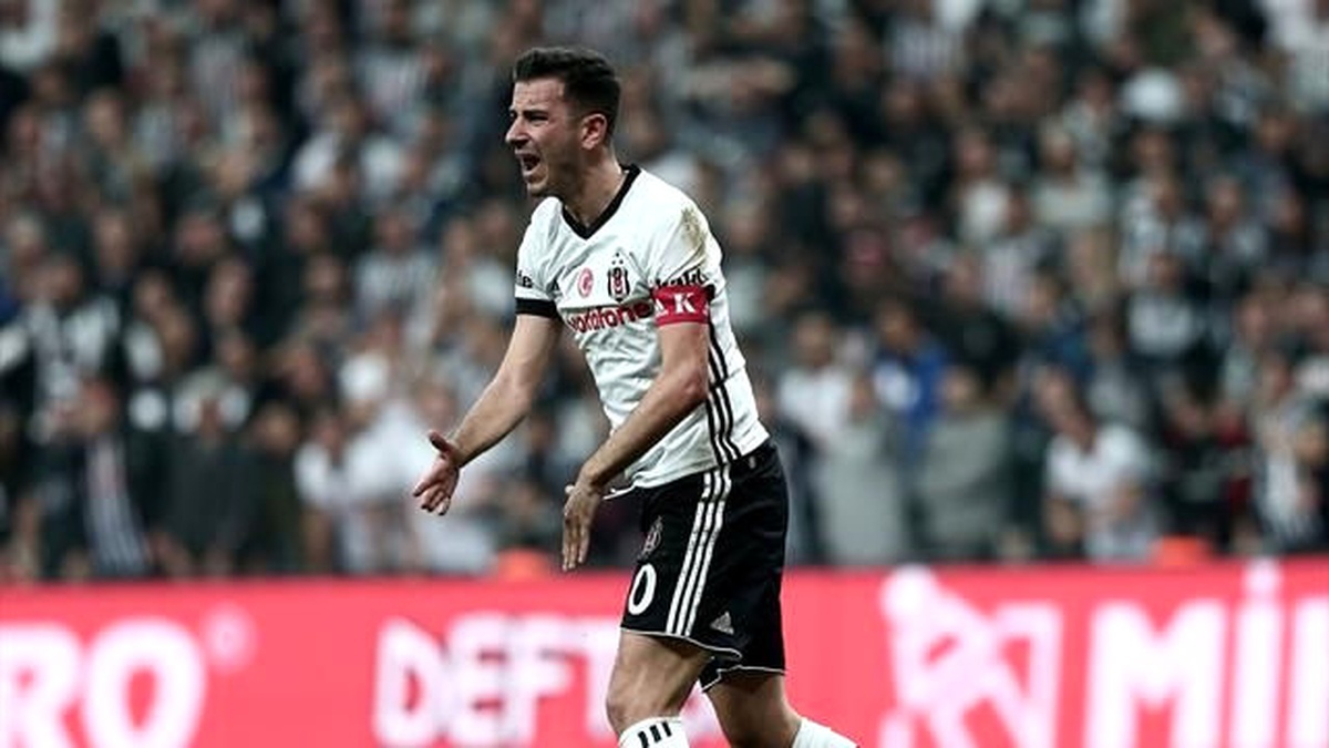 Oğuzhan Özyakup\'un Adı Futbol Sahasına Verildi