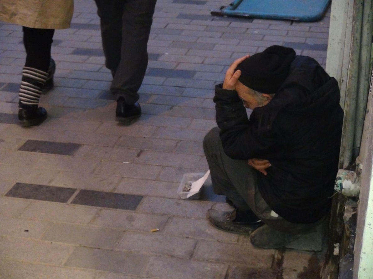 Taksim\'de "Ağlayan Dilenci" Zabıtalar Tarafından Yakalandı