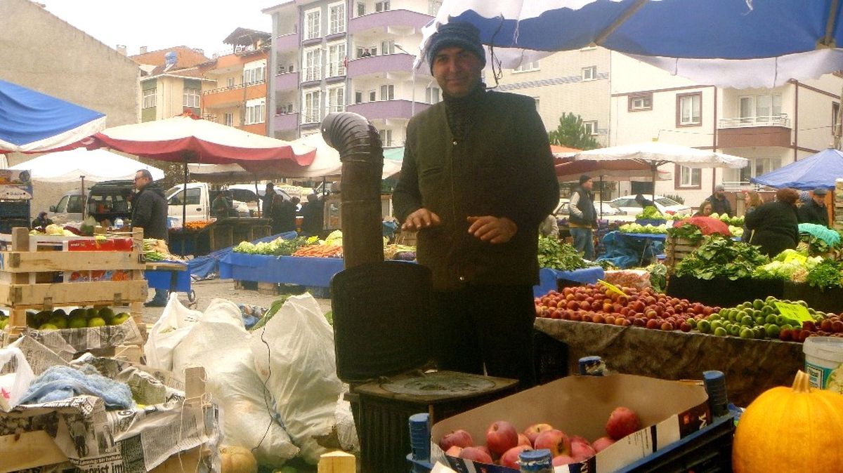 Pazarcılar Soğuktan Korunmak İçin Soba Kurdu