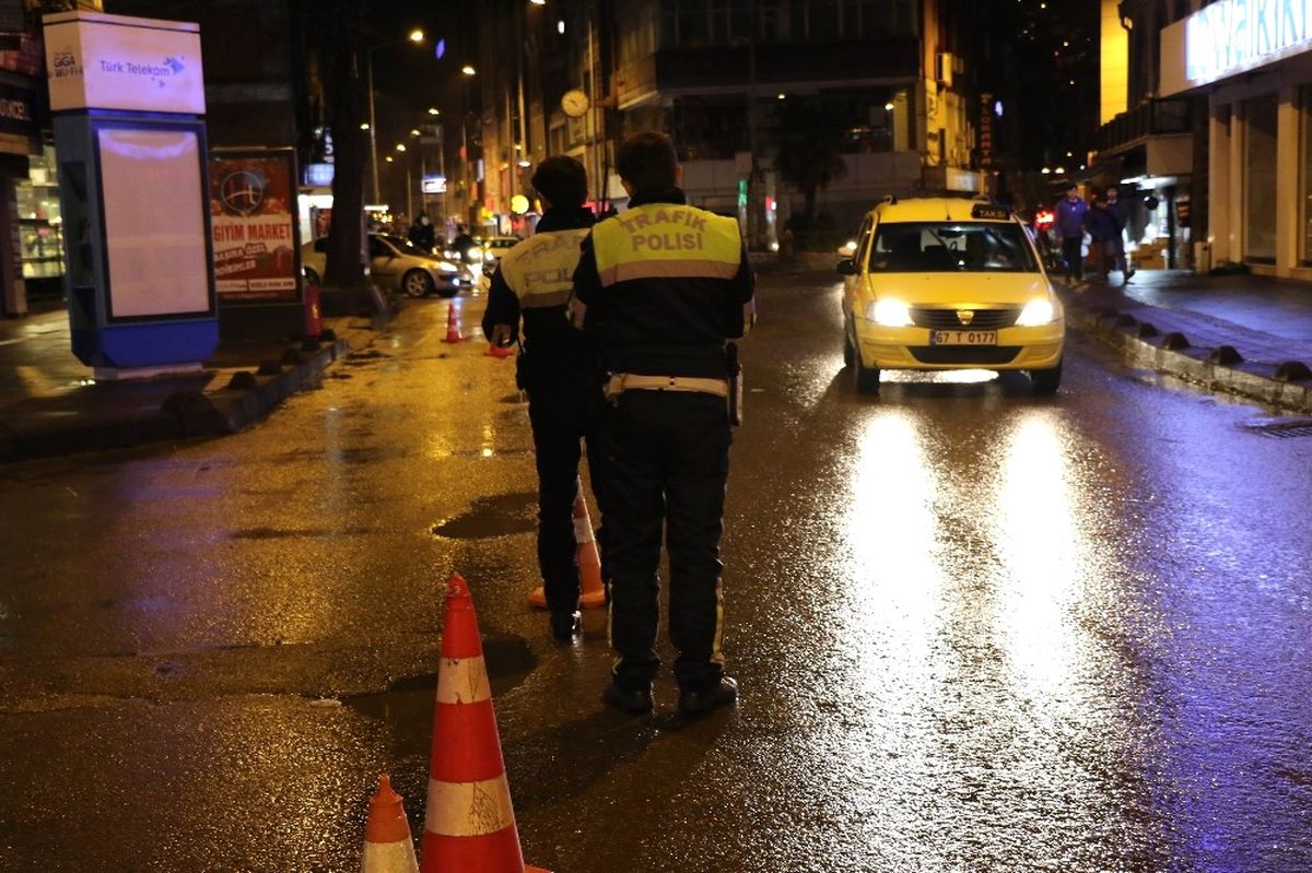 Polis Ekipleri 2018\'e Saatler Kala Alkol Denetimi Yaptı