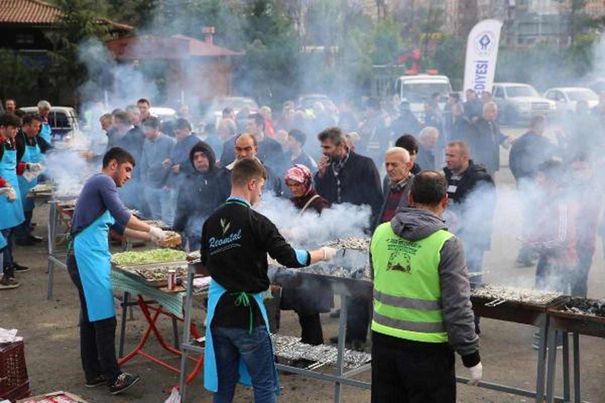 Rize\'deki Festivalde, 2,5 Ton Hamsi, 2 Saatte Tükendi