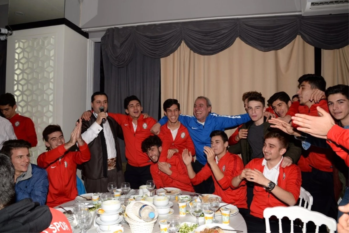 Şampiyon Hürriyetspor\'a Moral Gecesi