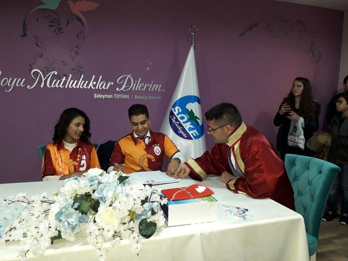 Söke\'de 2017\'nin Son Nikahı Galatasaraylı Çifte Kıyıldı