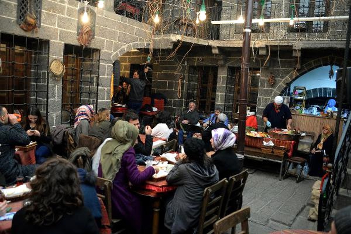 Sur\'da Silah Sesleri, Yerini Müzik Sesine Bıraktı