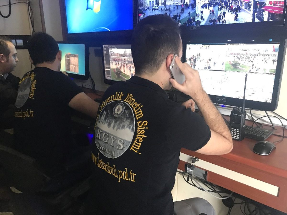 Taksim\'de Kgys Aracı Kuş Uçurtmuyor