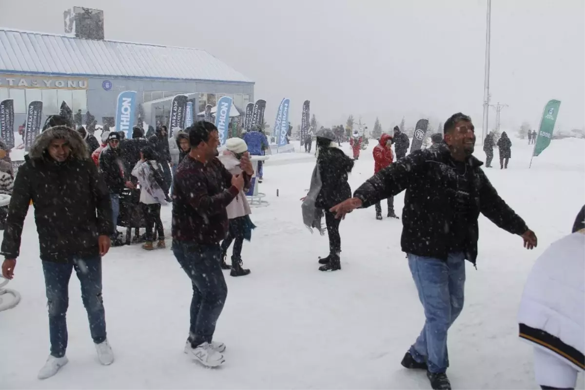 Uludağ\'da Tatilciler, Dans Ederek Isındı