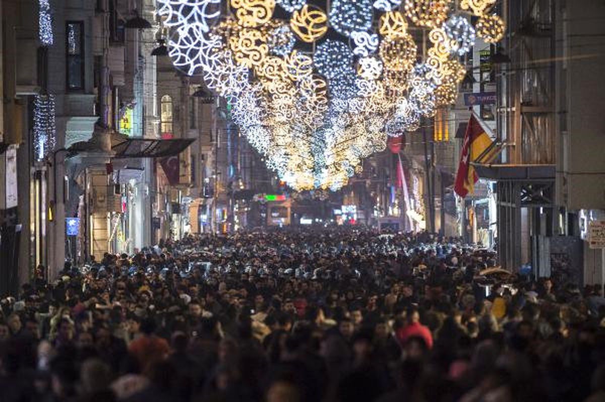 Yılbaşı İçin İstiklal Caddesi Doldu Taştı