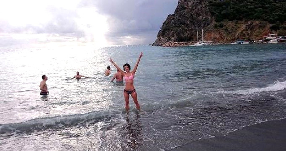 Yılbaşında Kar Beklerken Turistler Muğla\'da Denize Girdi
