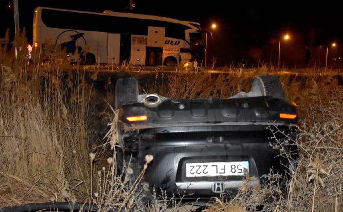 Yolcu Otobüsü Otomobille Çarpıştı: 3 Yaralı