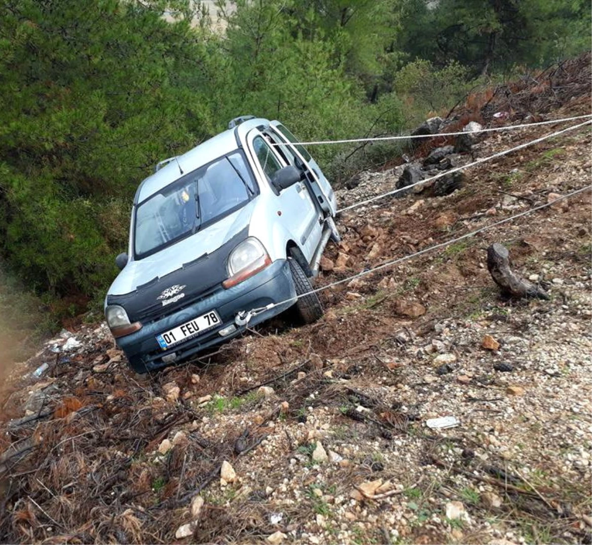 Yoldan Çıkan Araç Uçurumun Kenarında Kaldı