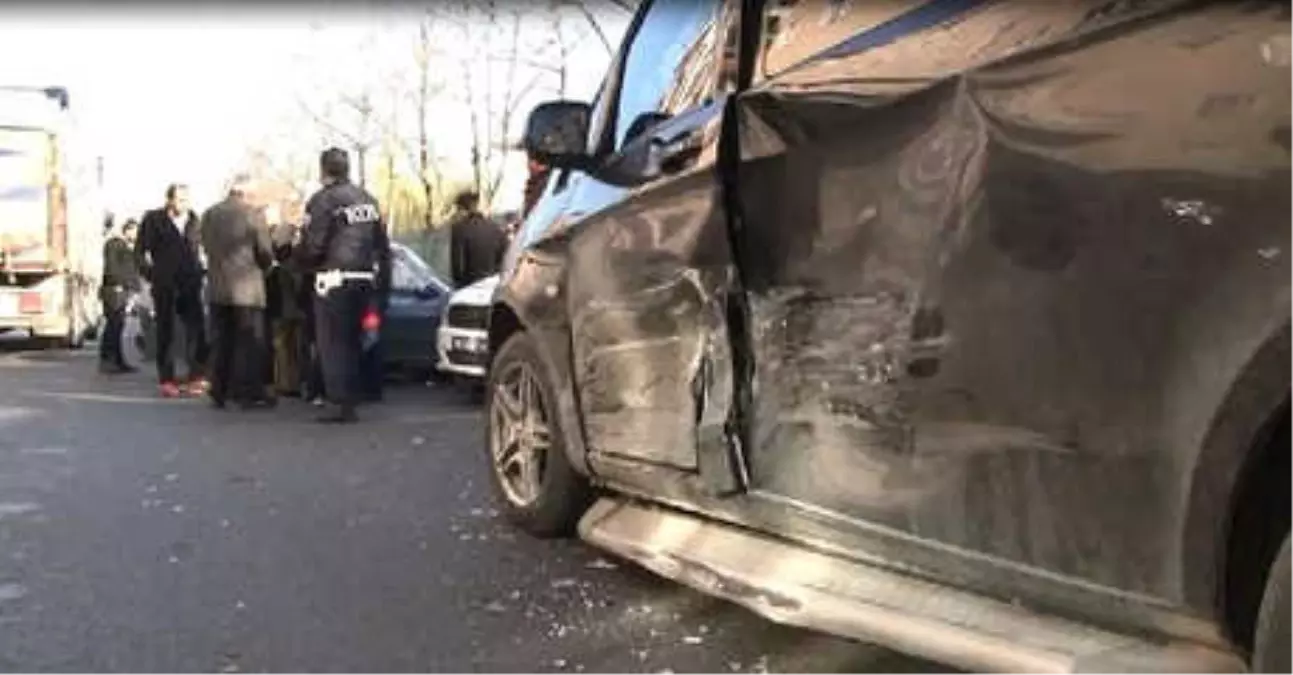 17 Yaşındaki Sürücü, Park Halindeki 3 Araca Çarpıp Kaçtı