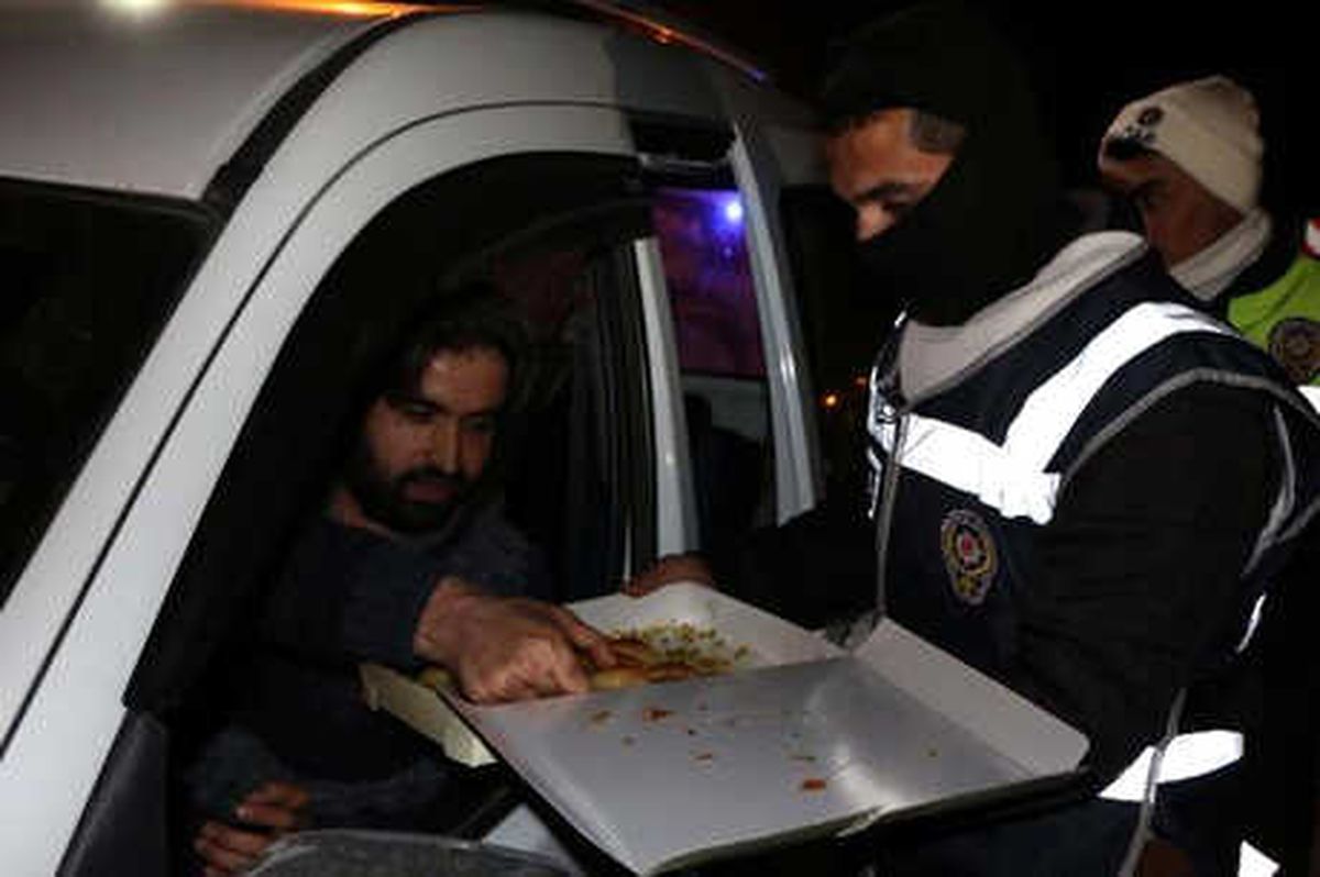 Adıyaman\'da Polisten Sürücülere Baklava İkramı