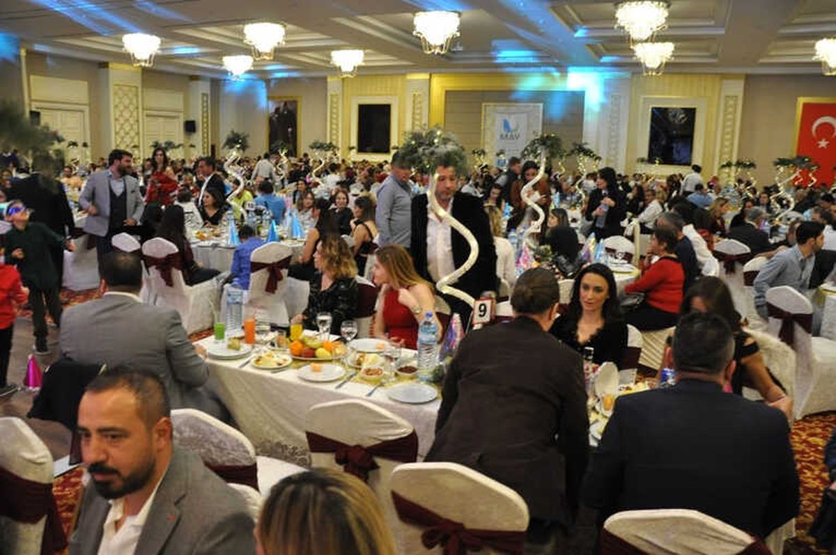 Afyonkarahisar 2018 \'E Ünlü Sanatçı Ebru Yaşar ile Girdi