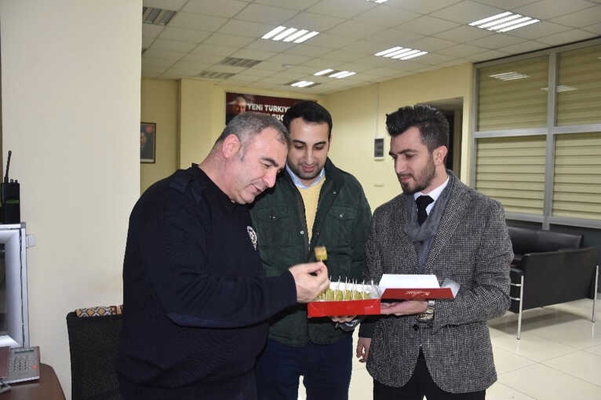 AK Parti\'li Gençler Yeni Yıla Polislerle Birlikte Girdi