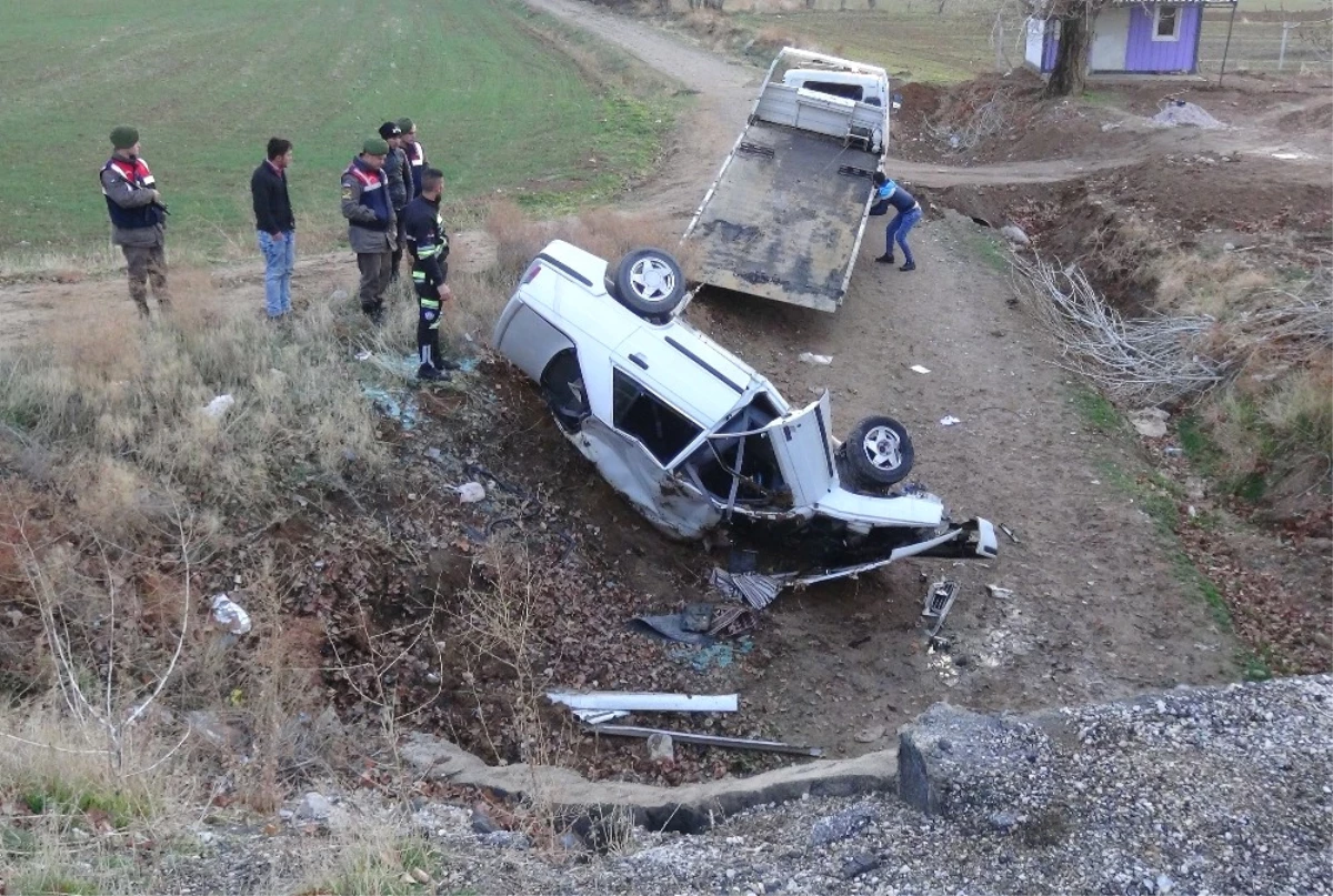 Aksaray\'da Otomobil Menfeze Devrildi: 4 Yaralı