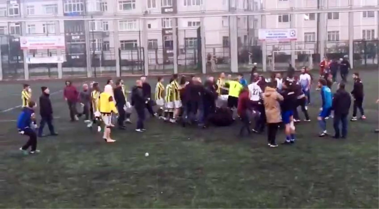 Amatör Maç Sonrası Futbolcuların Tekme Tokat Kavgası Kamerada