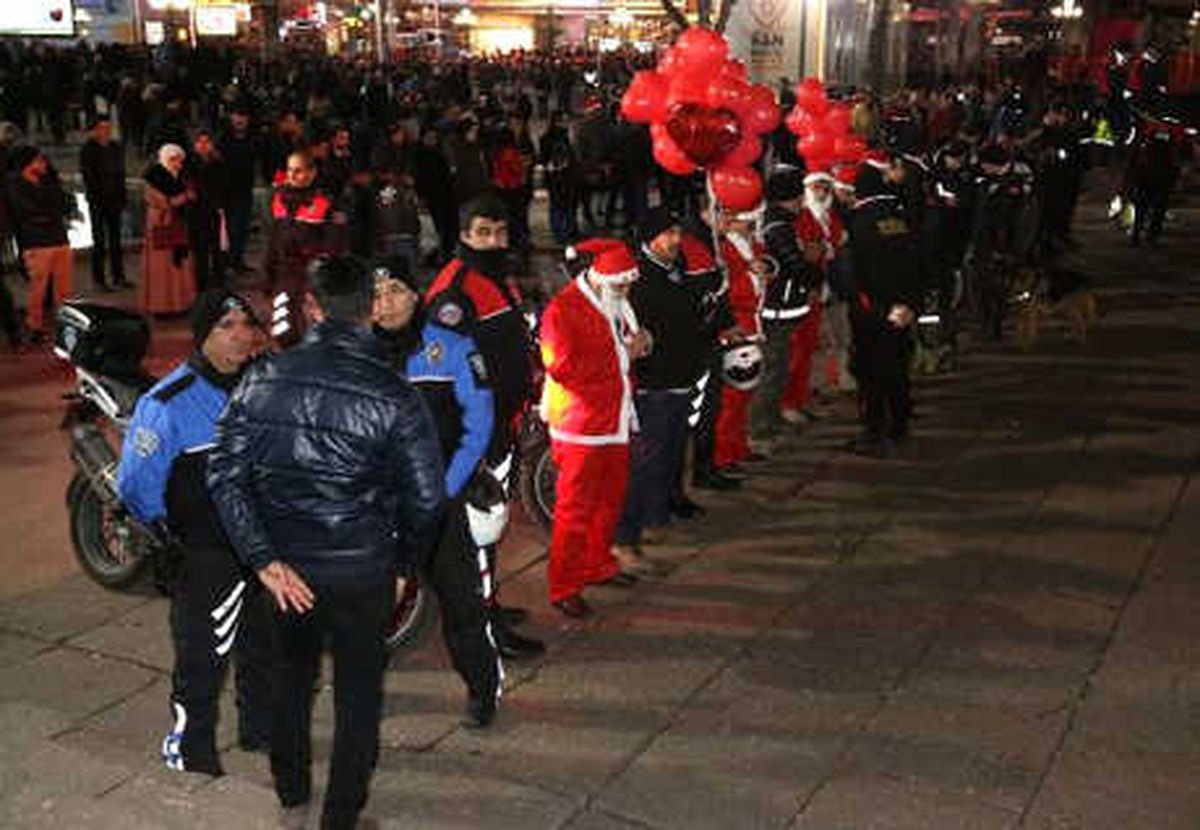 Ankara\'da Kızılay Meydanı Trafiğe Kapatıldı (2)