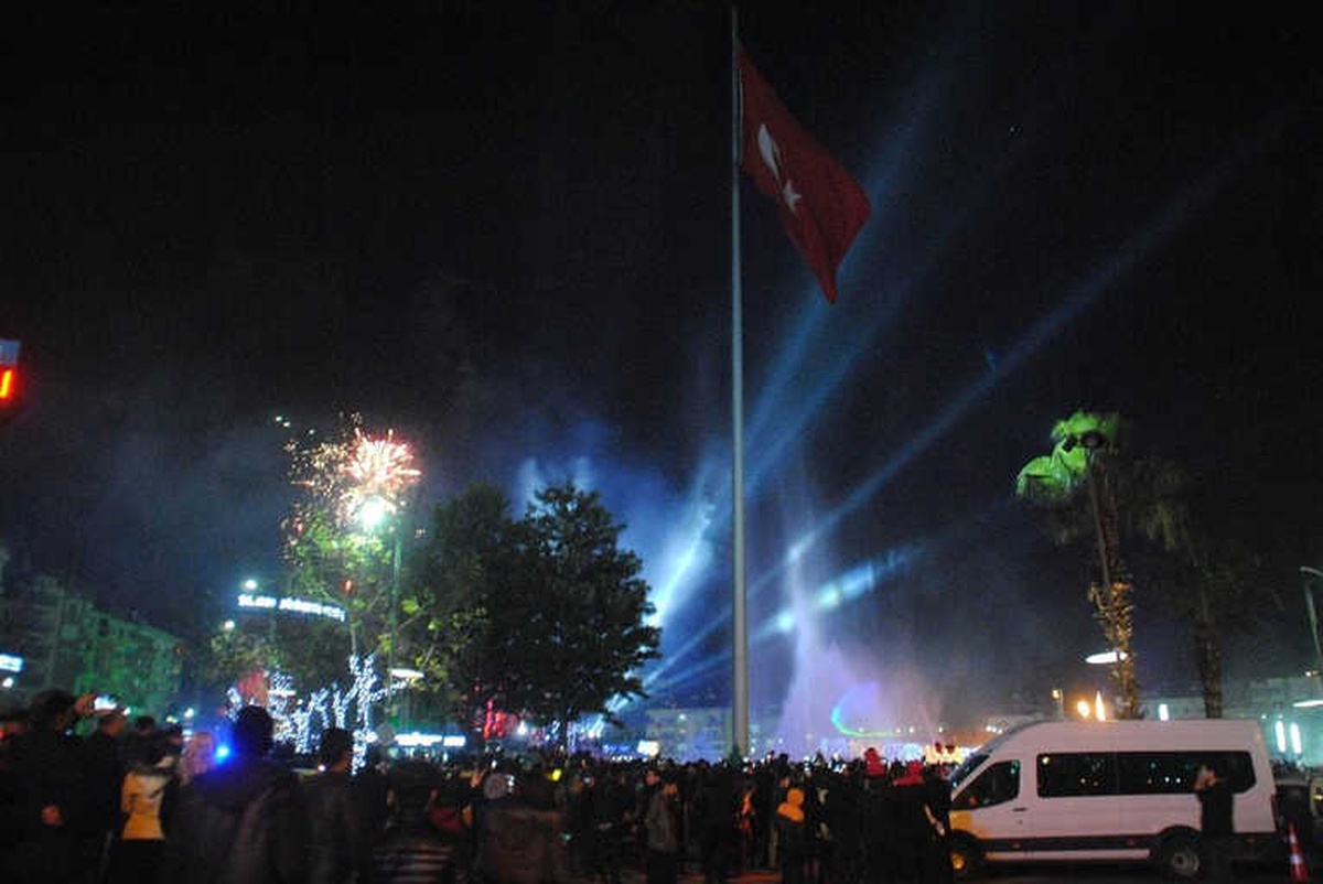 Aydın\'da Vatandaşlar Yeni Yıla Kent Meydanı\'nda Girdi