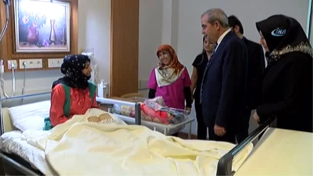 Başkan Demirkol, Yeni Yılın İlk Bebeğine Altın Takıp İsim Verdi