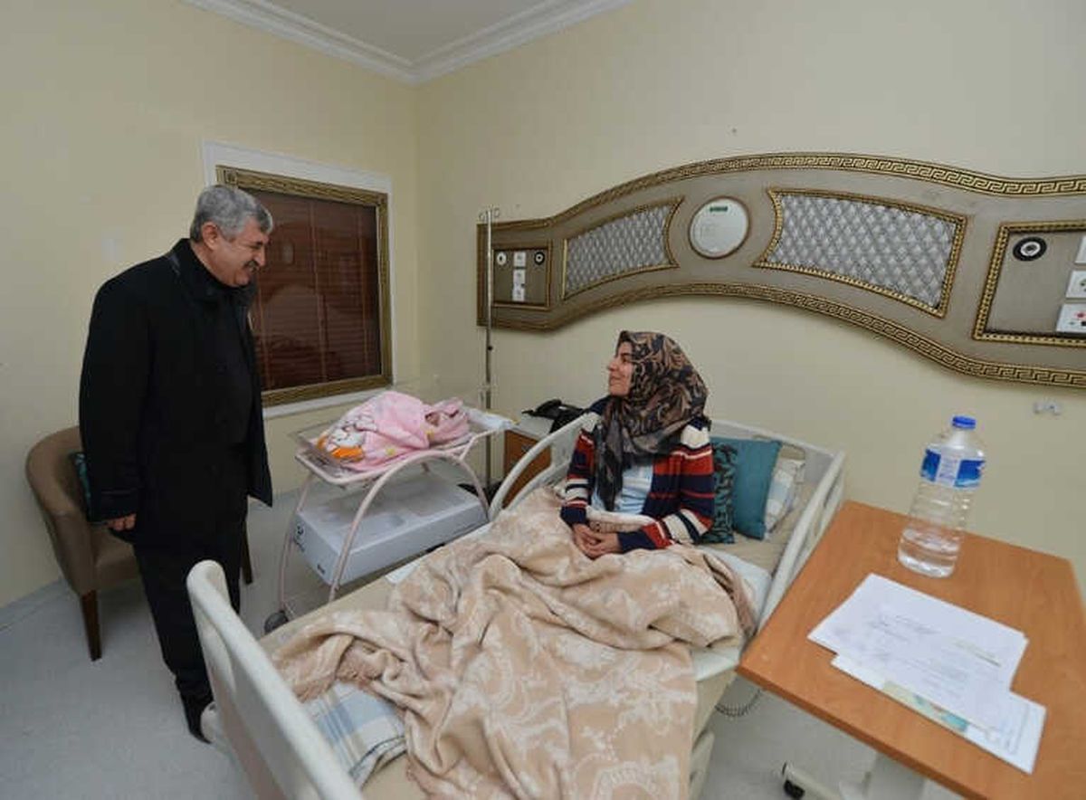 Başkan Polat Yılın İlk Doğan Bebeklerini Ziyaret Etti