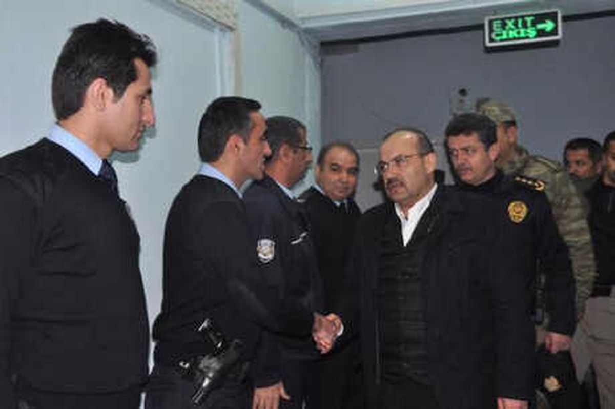 Bitlis Valisi\'nden Yeni Yıla Nöbette Giren Güvenlik Güçlerine Baklavalı Ziyaret