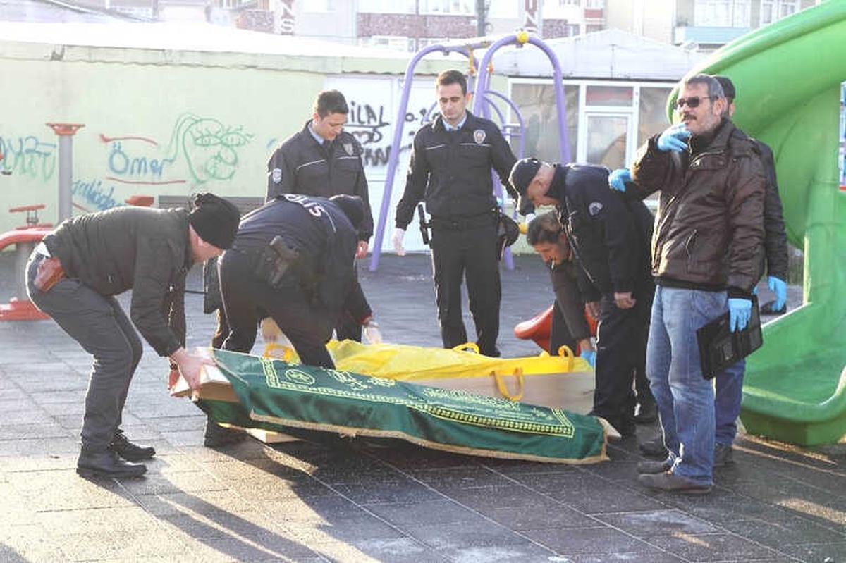 Çocuk Parkında Erkek Cesedi Bulundu