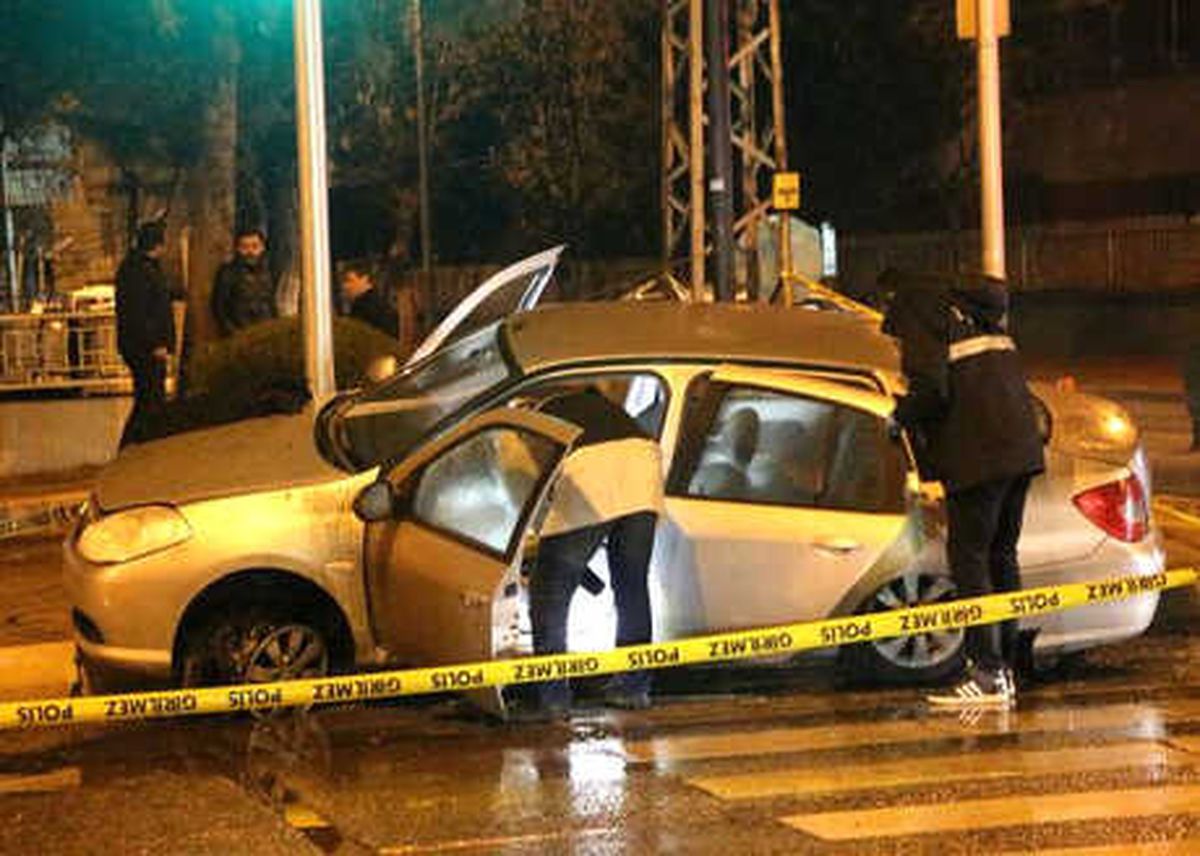 Dur\' İhtarına Uymayıp Polisin Ateş Açtığı Otomobil Kaza Yaptı